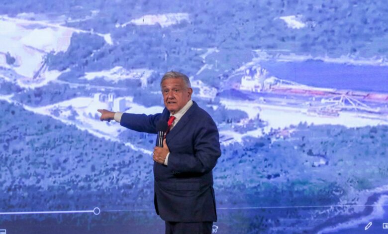galvanochoa's tweet photo. El presidente Andrés Manuel López Obrador informó la decisión de denunciar en tribunales internacionales a Vulcan Materials que, por su lado, sostiene un litigio por mil 500 millones de dólares contra el gobierno.

👉🏼 https://t.co/7koijr1pZ4 https://t.co/Cj7kEvJ1WB