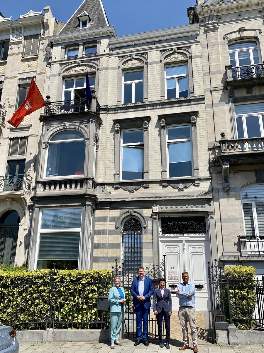 ADressel's tweet photo. Unser Landesbetrieb #LIG übernimmt im Auftrag der #Senatskanzlei die Sanierung unseres #HanseOffice in #Brüssel - ein städtebauliches Juwel 💎 nahe der @EU_Commission. @almutmoeller & ich haben uns m. LIG, Architekten & #HanseOffice Team über den Stand informiert. https://t.co/R5xzNEyQ8c