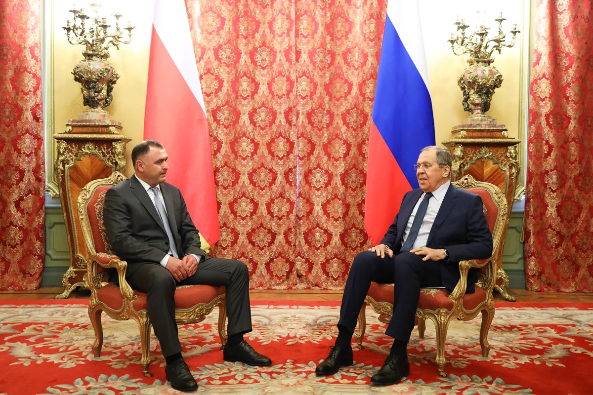 MID_RF's tweet photo. 💬 С.В.#Лавров в ходе встречи с Президентом Южной Осетии А.Э.Гаглоевым: 

Мы привержены, как и Республика Южная Осетия основополагающим нормам международного права, подчеркивающим необходимость уважения суверенного равенства государств.

🔗 https://t.co/xBTwFQqGxa https://t.co/RetXHywbUn