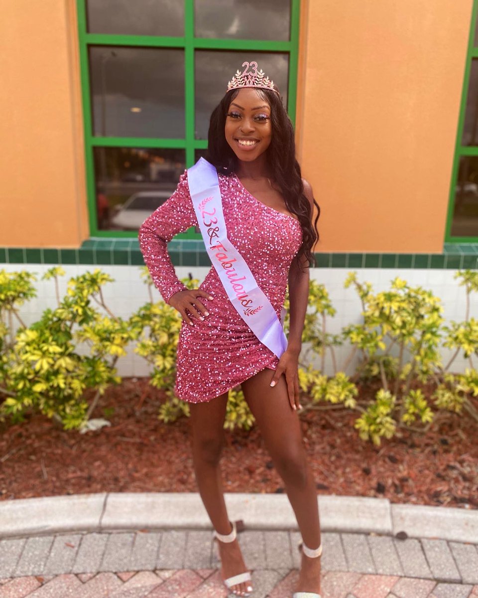 Young_Baduu's tweet photo. I look STUNNING 💕🥳♊️✨🪩 #June14 #birthdaygirl https://t.co/IqIXAOC7EM