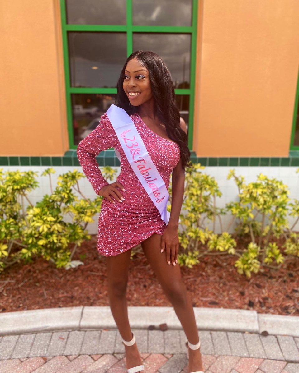 Young_Baduu's tweet photo. I look STUNNING 💕🥳♊️✨🪩 #June14 #birthdaygirl https://t.co/IqIXAOC7EM