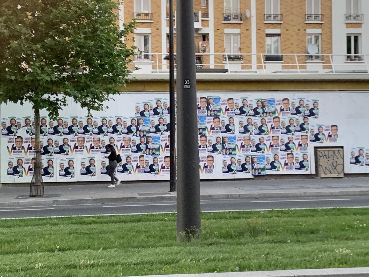 FoucautAntoine's tweet photo. Bombardement @CaronAymericoff @JLMelenchon @NUPES_2022_ dans le 18ème arrondissement à Porte de Clignancourt 
Tout mon soutien pour le second tour 💪🏽✌🏽💙💚❤️💗💛 https://t.co/Nr5SknIDWC