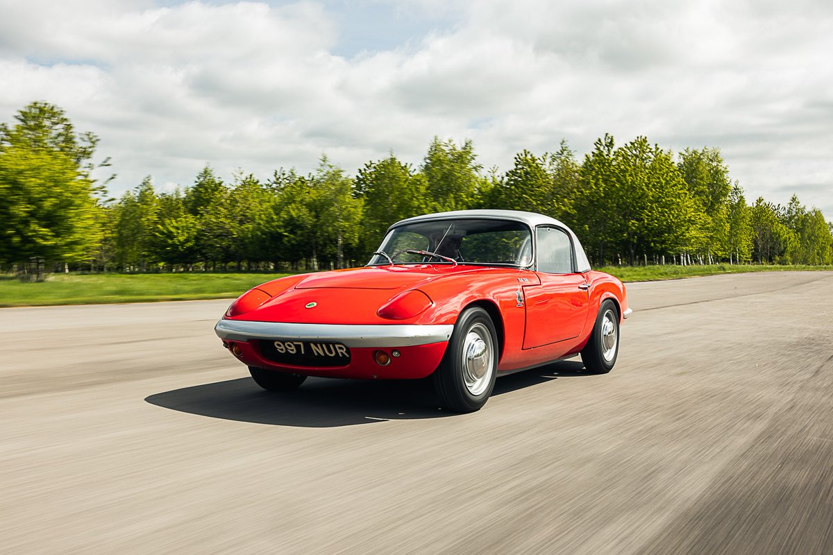 ClubLotusFrance's tweet photo. le marchand britannique Fiskens propose cette  Lotus Elan de 1962, 997 NUR , ex Jim Clark ! On connaît tous la fameuse couverture d'un des premiers Sport Auto des années 60 avec le champion écossais &amp; Lotus Elan #Fiskens #JimClark #LotusElan @SportAutoMag @ClubLotusFrance https://t.co/oR3Ir9x8pr