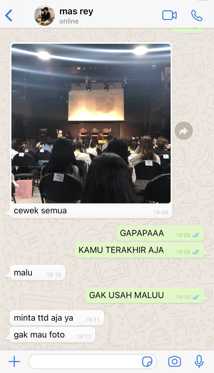 Minta tanda tangan.

Renjun few tweets au