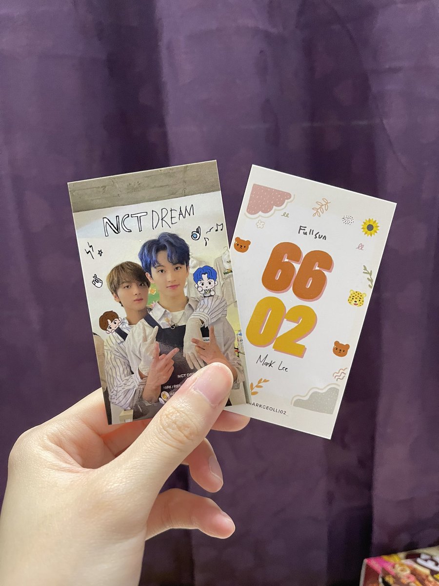 markgeolli02_'s tweet photo. [HELP RT/LIKE] Hello SGzennie! Those who are a fan of Markhyuck do look out for this pc and stickers that i will be giving out during #NEOCITY_THE_LINK_SG please come and collect! 
Hope to see yall on D-DAY! 💚
*Limited Sets Available* https://t.co/ZPSknKXnCM