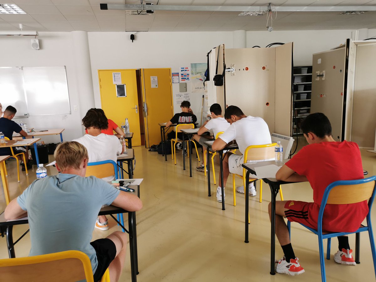 YohanPNoel's tweet photo. Nos lycéens-candidats professionnels composent ! Courage à eux !
#Bac2022 #exams https://t.co/oPzjHGCLcS