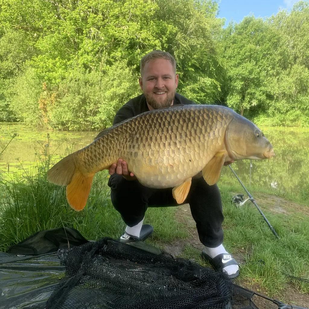 AnglersP's tweet photo. FISH OF THE WEEK WINNER 10TH JUNE 2022 IS… 

Chris Bryan who caught a personal best 30lb 8oz Common from the Specimen Carp Lake! 

CONGRATULATIONS CHRIS! 🎣✨👏🏻👏🏻👏🏻👏🏻 

#fishoftheweek #commoncarp #winner #JRC #JRCCarp  #JRCFishing #Carpfishing #AnglersParadise  #getfishing https://t.co/gJONwLlqEq