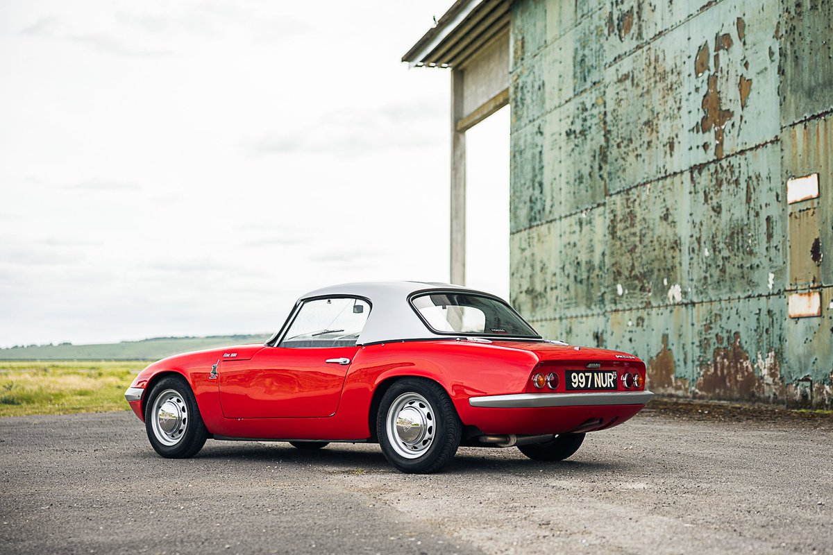 ClubLotusFrance's tweet photo. le marchand britannique Fiskens propose cette  Lotus Elan de 1962, 997 NUR , ex Jim Clark ! On connaît tous la fameuse couverture d'un des premiers Sport Auto des années 60 avec le champion écossais &amp; Lotus Elan #Fiskens #JimClark #LotusElan @SportAutoMag @ClubLotusFrance https://t.co/oR3Ir9x8pr