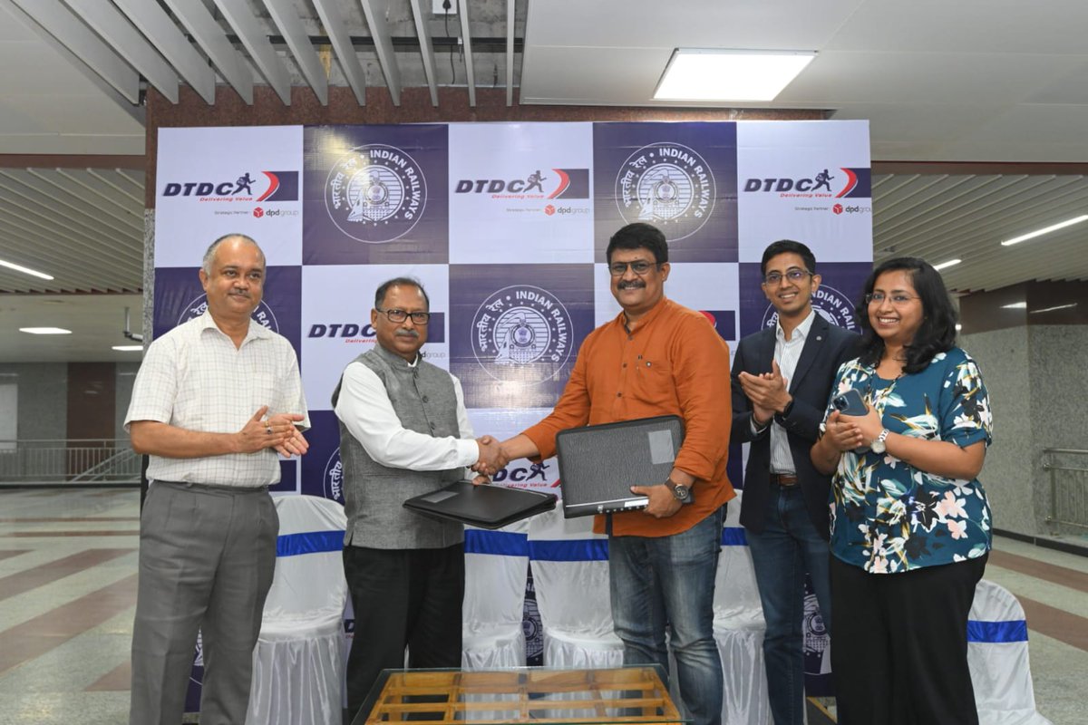 metrorailwaykol's tweet photo. Metro Railway signed co-branding agreement of upcoming Sealdah station of E-W Metro with 
M/s. DTDC Express Ltd today.
This company has got the station co-branding rights and can add their brand name,logo to the station name at all places where the station name is displayed. https://t.co/JbRq8g9my5