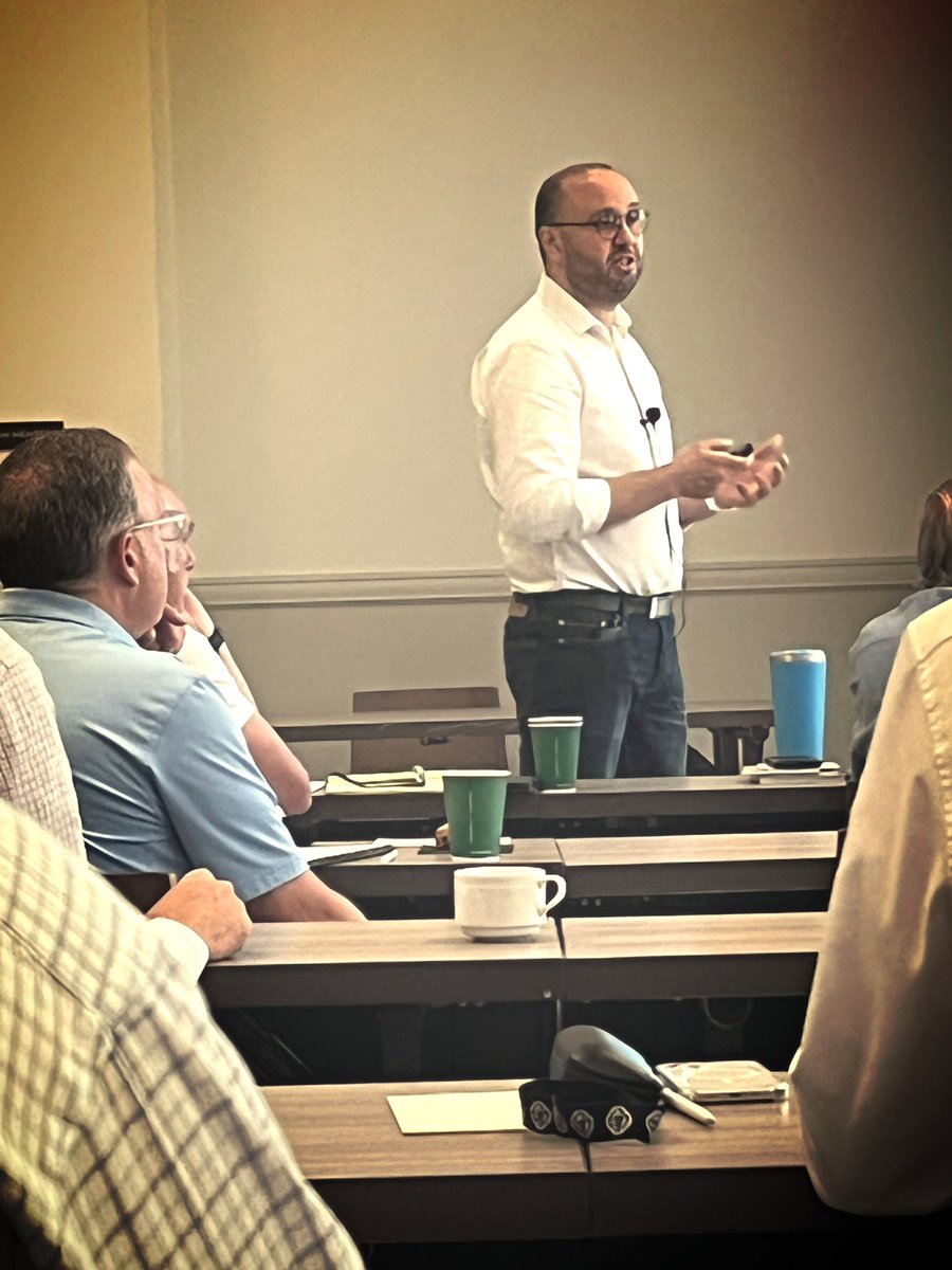 arseniyadis's tweet photo. Some fantastic insights into tamed radical chemistry by @samilakhdar1 

#FACSXVIII @FrenchAmChemSoc https://t.co/EyKTkxfsIB