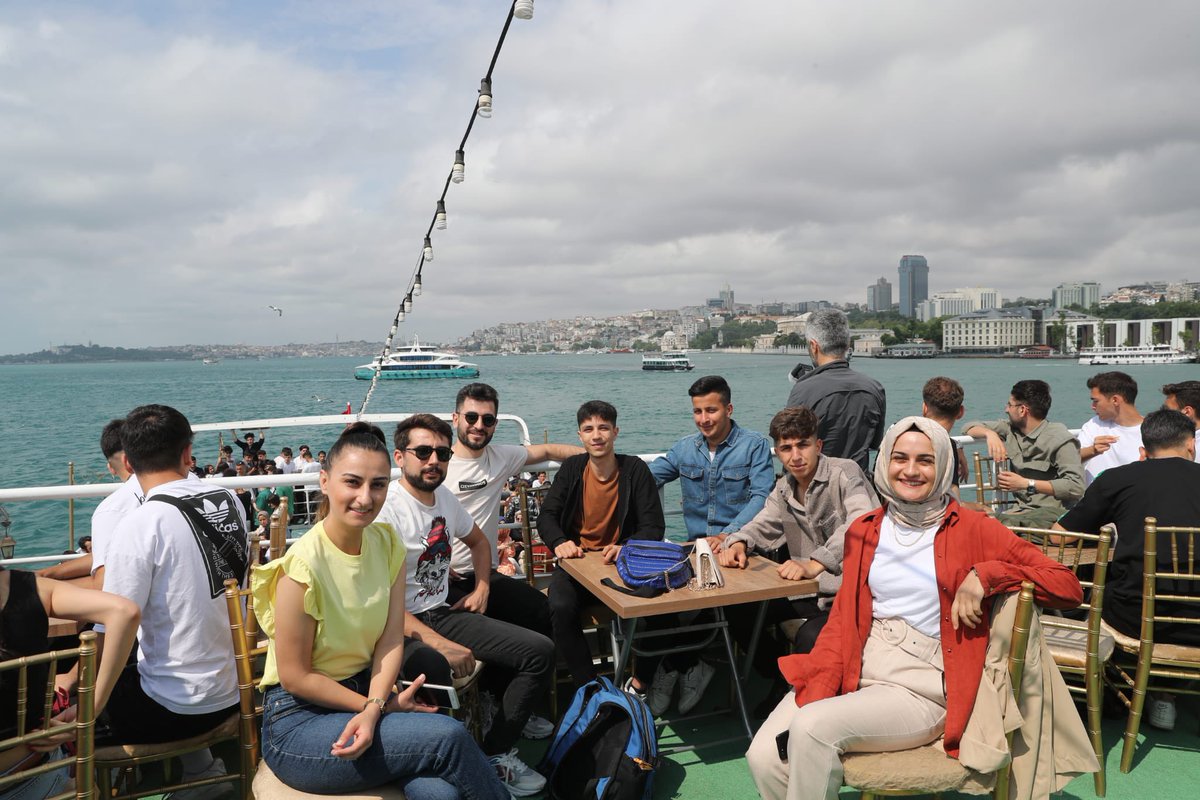 abdullahozdemir's tweet photo. Boğaz havası alındı ✅
Müzik eşliğinde stres atıldı ✅
Selfiler çekildi ✅
Şimdi YKS düşünsün 😎

Sınav öncesi motivasyon turumuzu gerçekleştirdik. Başarılar arkadaşlar 💪🏻 https://t.co/muO3ROPdH1