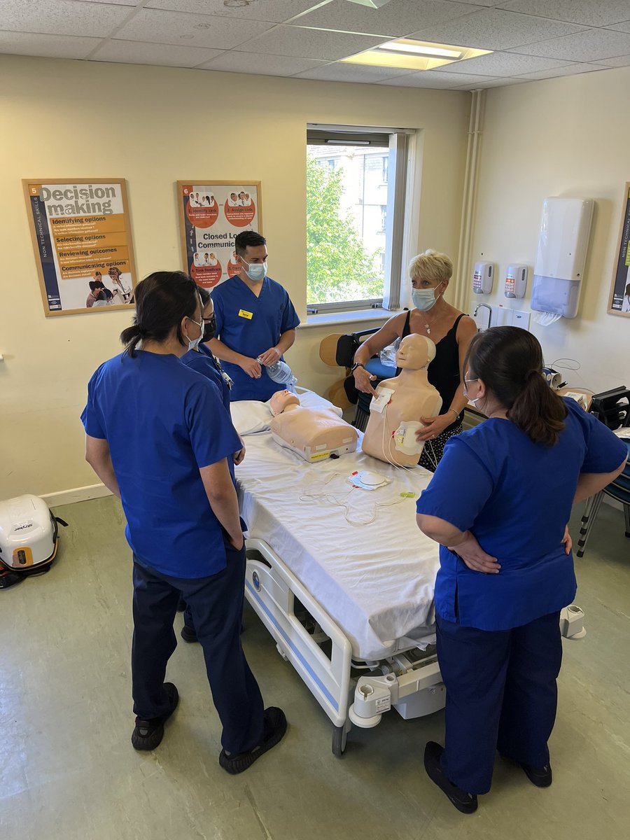 __SarahPotter's tweet photo. LUCAS training with @pen2103
#ResusPlus
@ed_bath
@RUHBath https://t.co/SQNnrBgQ1Y