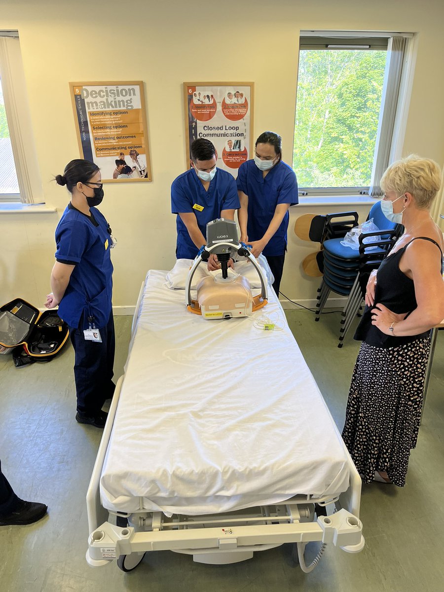 __SarahPotter's tweet photo. LUCAS training with @pen2103
#ResusPlus
@ed_bath
@RUHBath https://t.co/SQNnrBgQ1Y