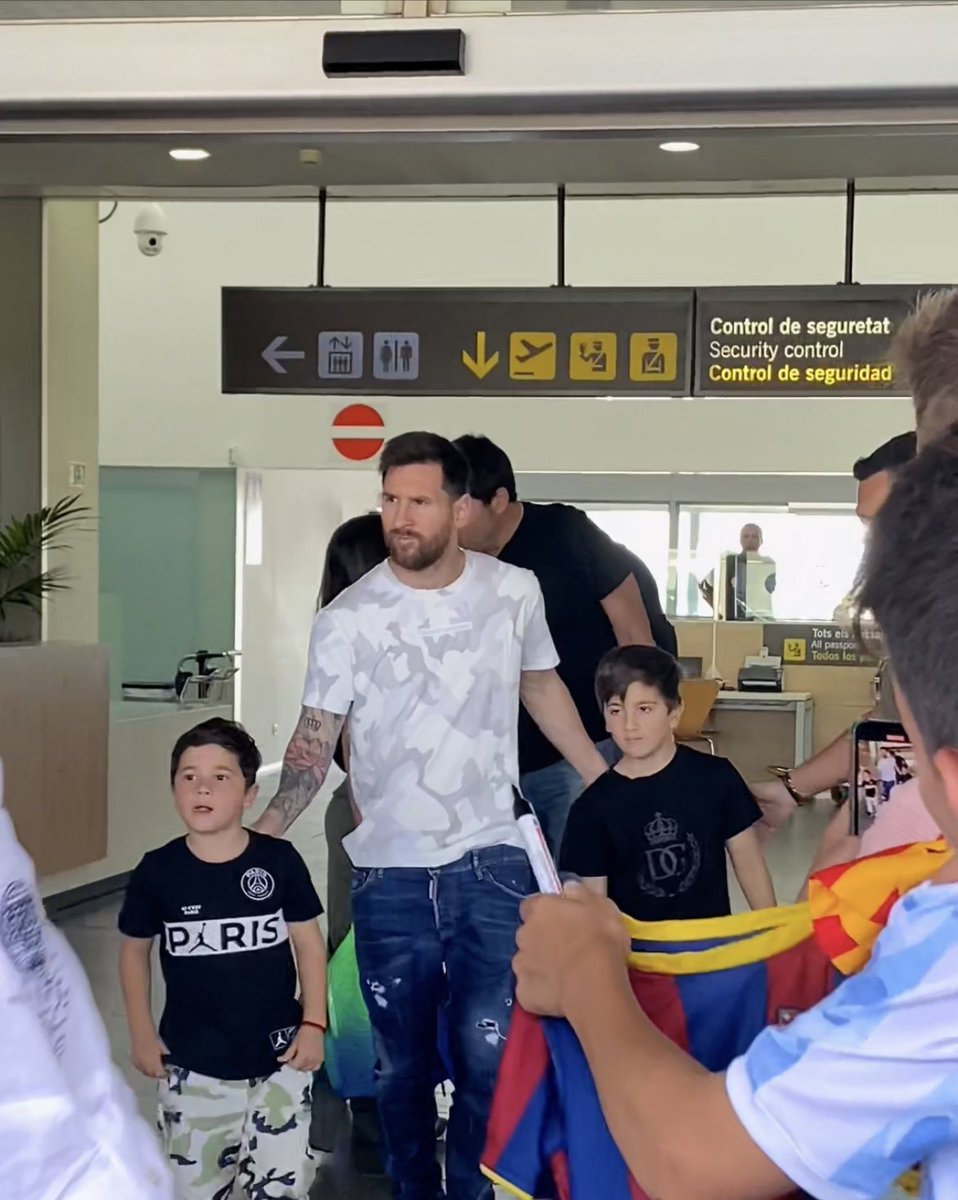 SaraFCBi's tweet photo. The King is back home. Messi is in Barcelona ♥️ https://t.co/UrTBj68uYP