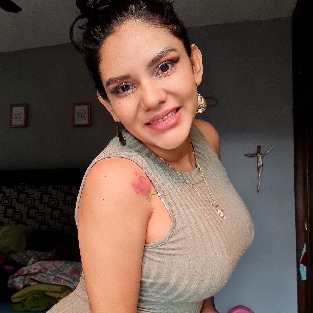 sunny_lv's tweet photo. A trabajar que dios me hizo linda, no millonaria https://t.co/NxvDiRiRM8