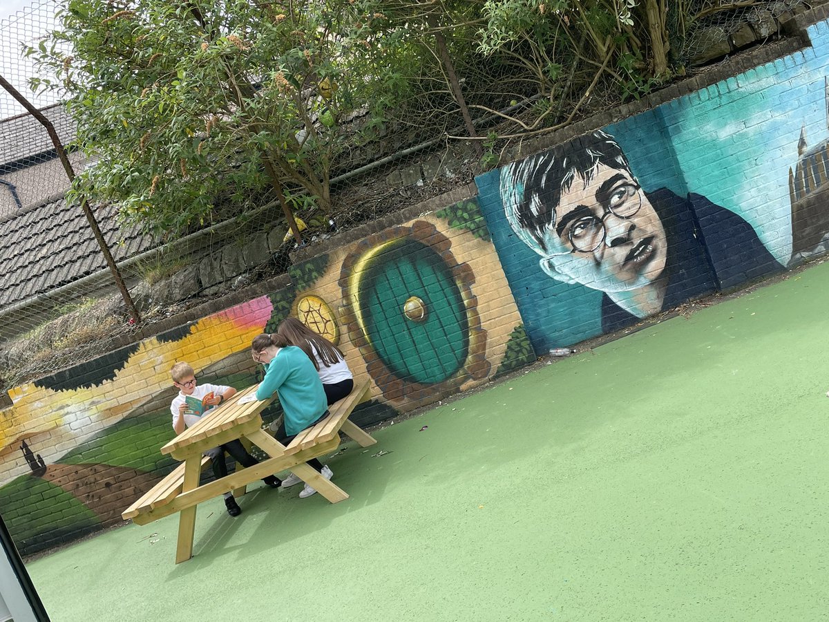 What a day to use our new outdoor library. Year 6 children thoroughly enjoying. @CSC_langlitcomm @CfWPL @TreorchyComp @TreorchyHealth @CSCJES @WelshAuthors @buffywills