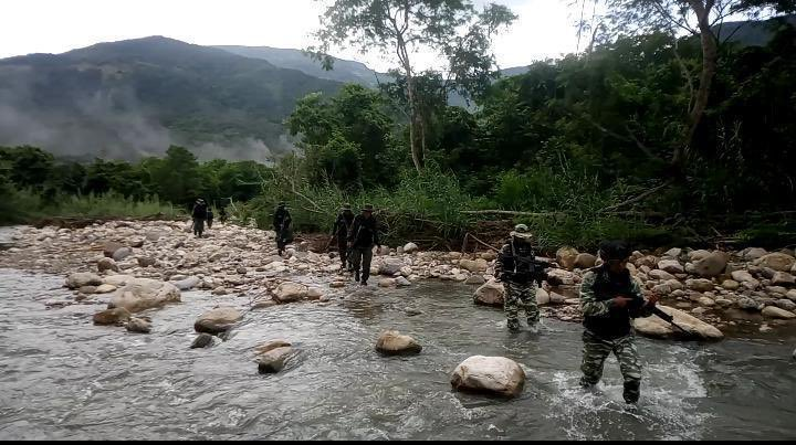 CEOFANBVE's tweet photo. 📢RT || GJ. @dhernandezlarez:
#FANB continúa ejerciendo soberanía en la Operación #EscudoBolivariano, en todo el eje transfronterizo de la Patria, desarticulando grupos generadores de violencia asociados al narcotráfico. #FANB🇻🇪 #CEOFANB https://t.co/PBIieLdp1q