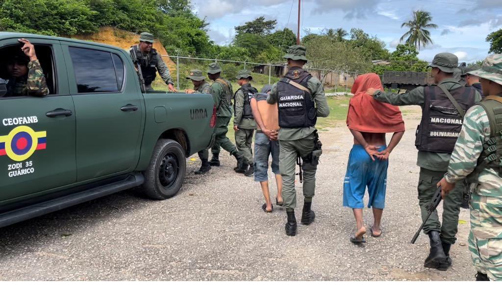 CEOFANBVE's tweet photo. 📢RT || GJ. @dhernandezlarez:
#FANB continúa ejerciendo soberanía en la Operación #EscudoBolivariano, en todo el eje transfronterizo de la Patria, desarticulando grupos generadores de violencia asociados al narcotráfico. #FANB🇻🇪 #CEOFANB https://t.co/PBIieLdp1q