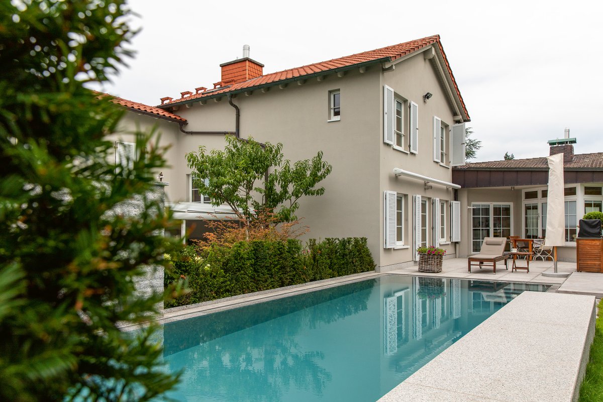 PoolMagazin's tweet photo. Ton in Ton — Bei diesem #Pool von @niveko_pools entstand durch gezielte Auswahl von Beckenfarbe und Größe eine Poolanlage, die sich harmonisch und dezent in das Gartenbild einfügt: https://t.co/ssXx5VUyc5
#poolbau #poolmagazin #pool #gartendesign #swimmingpool #designhouse https://t.co/TPdtb5SdcE