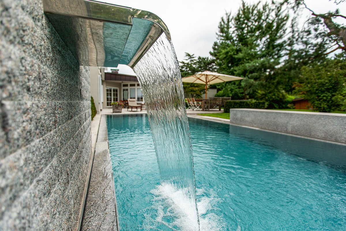 PoolMagazin's tweet photo. Ton in Ton — Bei diesem #Pool von @niveko_pools entstand durch gezielte Auswahl von Beckenfarbe und Größe eine Poolanlage, die sich harmonisch und dezent in das Gartenbild einfügt: https://t.co/ssXx5VUyc5
#poolbau #poolmagazin #pool #gartendesign #swimmingpool #designhouse https://t.co/TPdtb5SdcE