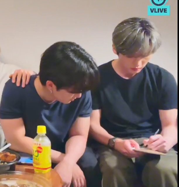 skzkitty's tweet photo. LOOK AT CHANGBIN AND LEE KNOW'S ARMS ?!?!?! HEY;;;;;; https://t.co/W3ePiWbrQY
