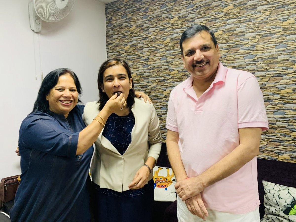 SanjayAzadSln's tweet photo. अन्ना आंदोलन की साथी निडर साहसी बहादुर @VandanaSsingh को जन्म दिन की हार्दिक शुभकामनाएँ। https://t.co/INtVdASLdc