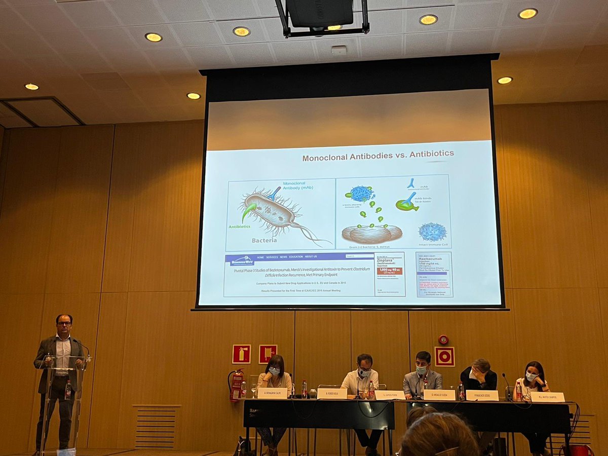 UCI_vhebron's tweet photo. El Dr @ferrer_ricard jefe de servicio de Medicina Intensiva de @vallhebron habla sobre tratamientos alternativos en sepsis en la mesa de optimización hemodinámica en el shock séptico #SEMICYUC2022 @VHIR_ #SODIR https://t.co/hnkdfaoYaL