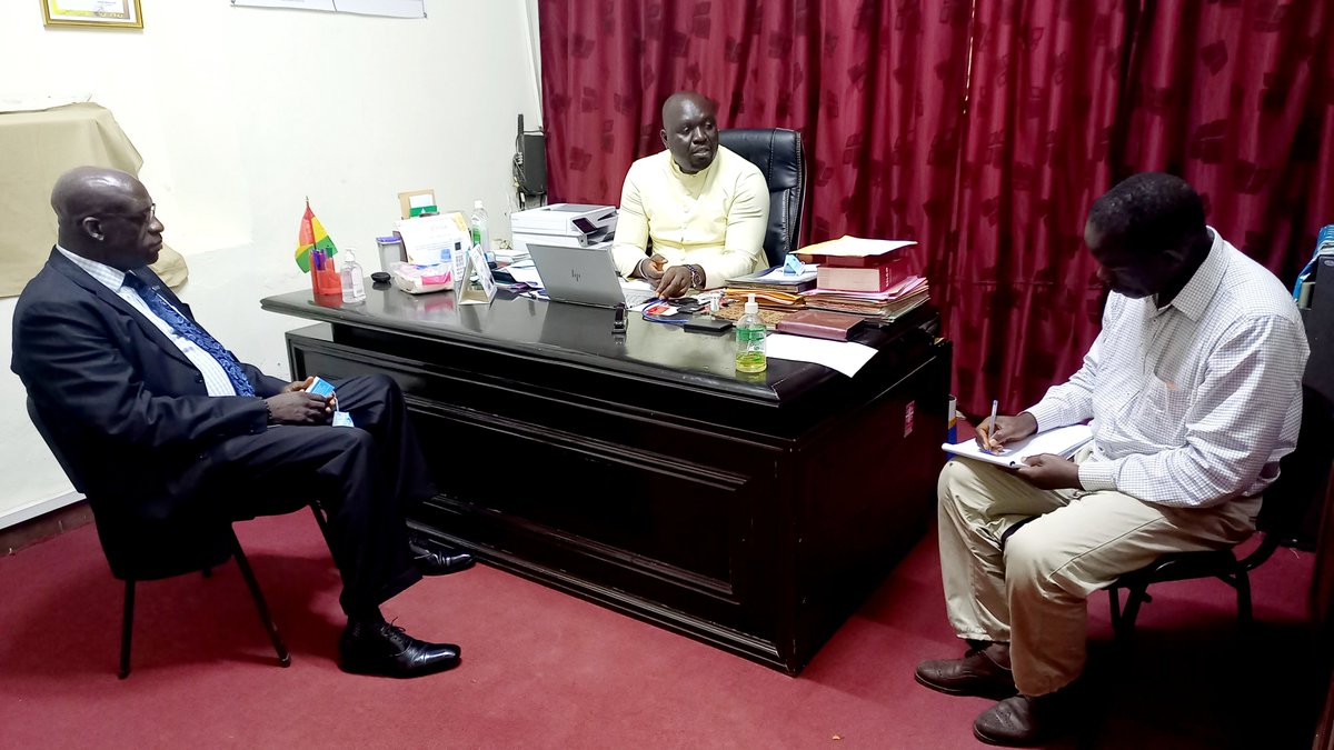 guinee_oms's tweet photo. #Riposte #COVID-19 : Dr @manenguc, Représentant-ai de @guinee_oms à rendu une visite de courtoisie & de remerciements à l'Archevêque de #Conakry pour les services humanitaire rendus, à travers #OCPH #CaritasGuinée dans la riposte COVID-19, à #Zérékoré. @WHO @OMS_Afrique https://t.co/S84K1bzmx7