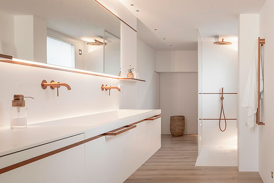 Este proyecto de #interiorismo, realizado por <a href="/susannacots/">susanna cots</a> en la Costa Brava (#Girona), parte de una simbiosis entre materiales, texturas y colores tierra, que despierta sensaciones de confort visual y bienestar emocional.
-> Fotografías: Mauricio Fuertes
-> @v2com_newswire