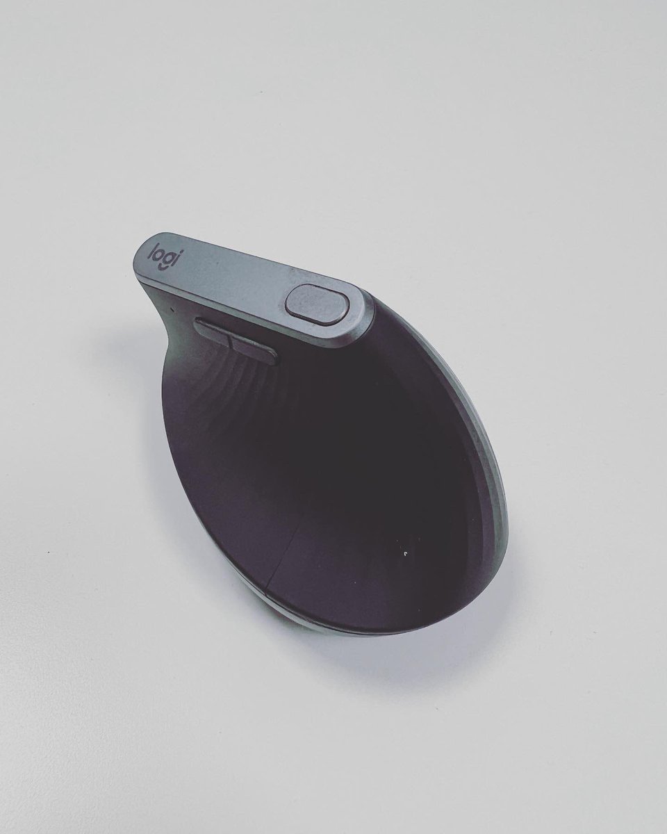 Garquitectos's tweet photo. #logitech #mxvertical https://t.co/pidsbALy0P