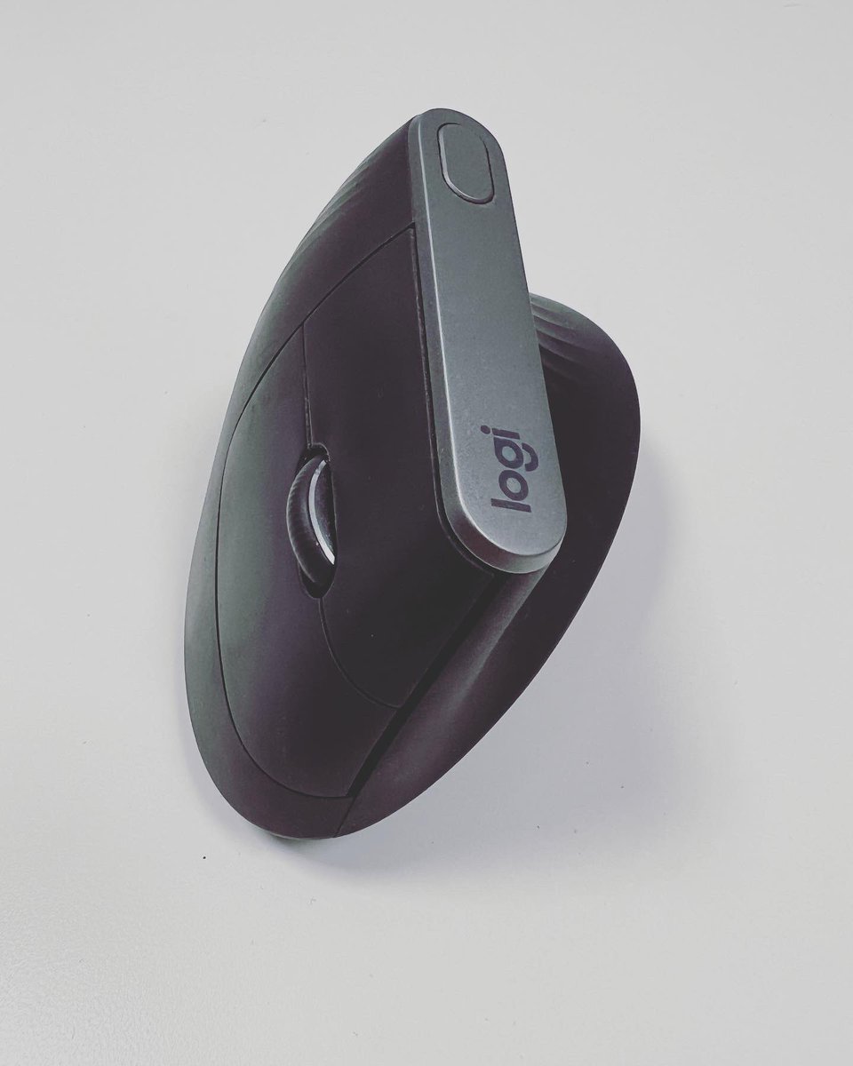 Garquitectos's tweet photo. #logitech #mxvertical https://t.co/pidsbALy0P