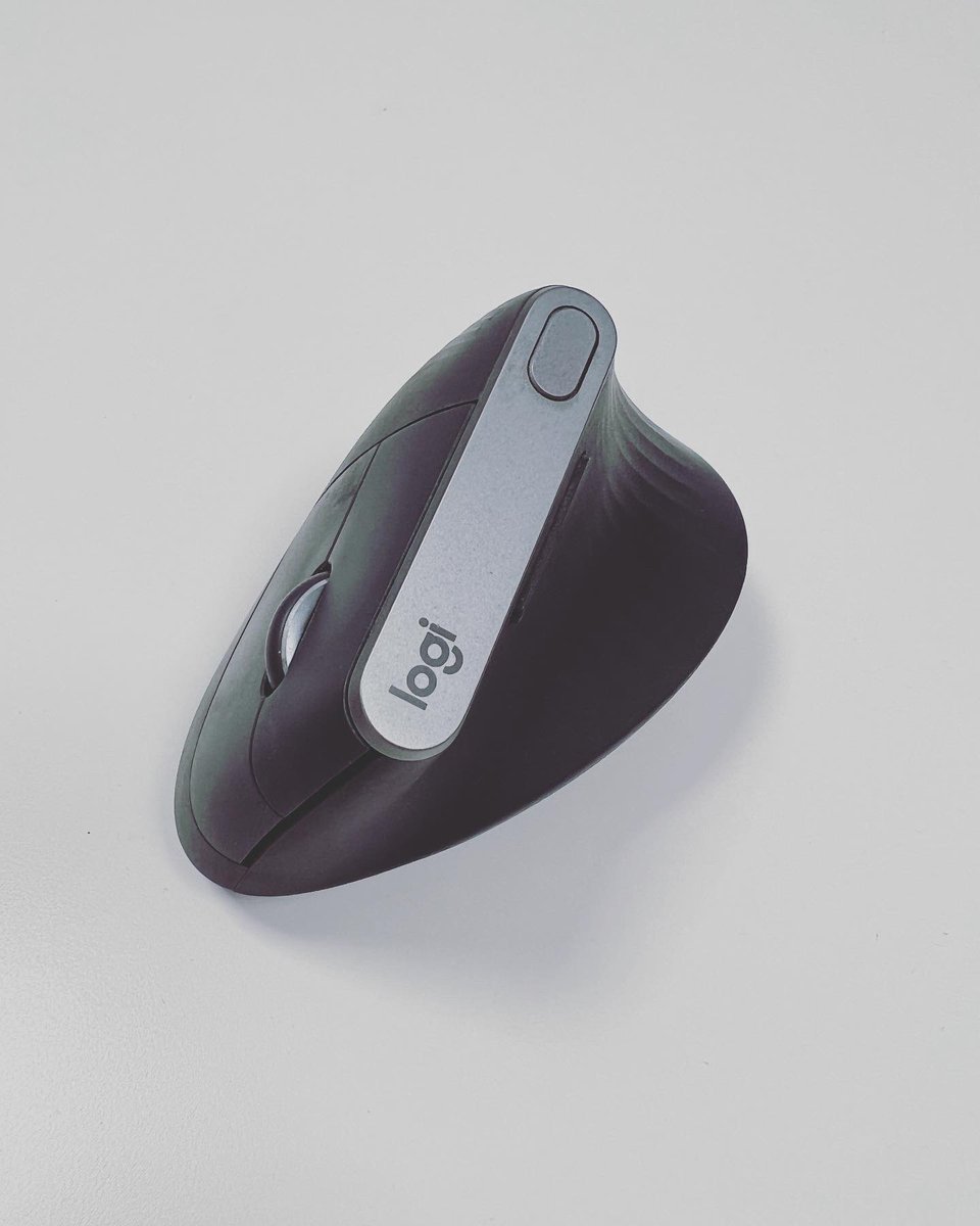 Garquitectos's tweet photo. #logitech #mxvertical https://t.co/pidsbALy0P