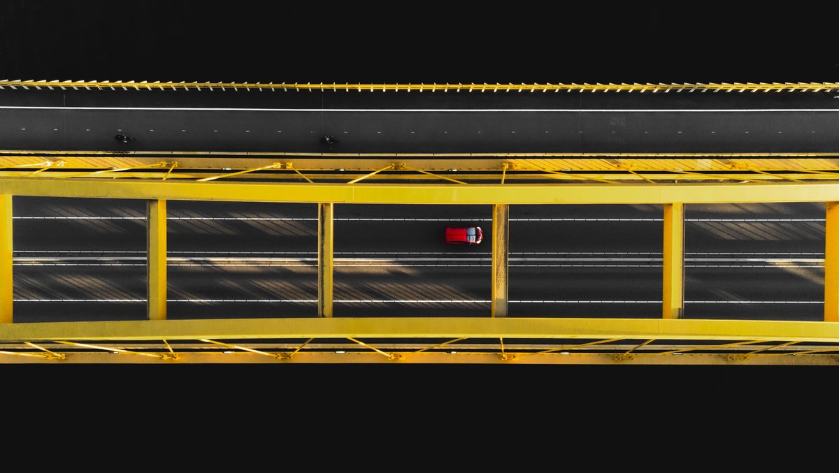 In Utrecht kent iedereen hem als de Gele Brug. In het echt heet ie de Hogeweidebrug. #utrecht #dronephotography #rood