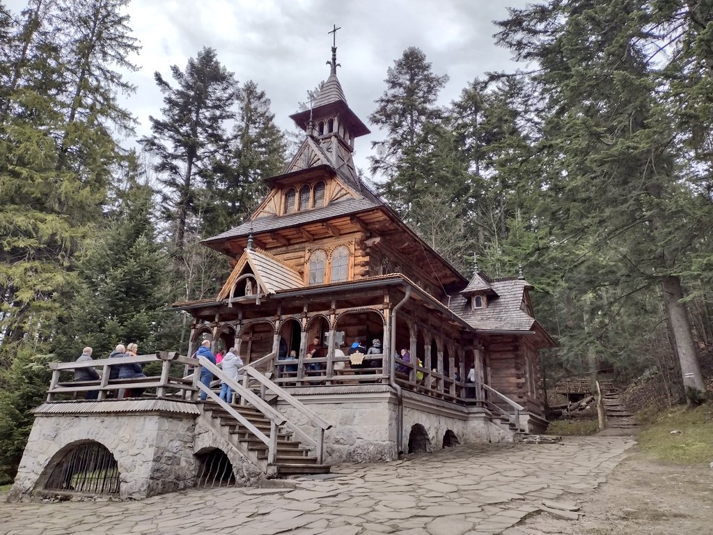 A church on the outskirts of #Zakopane, a mountainous region in southern Poland

<a href="/Poland/">Poland.pl</a> <a href="/polandtravelUS/">Poland Travel</a> @plpermrepEU <a href="/TheTatraMuseum/">Muzeum Tatrzańskie w Zakopanem</a>