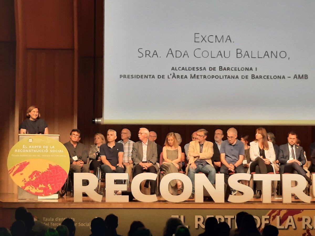 PremsaAMB's tweet photo. [Actualitat] Inauguració #7CongrésTaula, organitzat x @Taula3sector per compartir estratègies per a la #reconstruucciósocial

@AdaColau, pta. #AMB: "en els darrers 2 anys, les entitats heu estat imprescindibles i multiplicat capacitats. Sempre marqueu el camí"

#MetropolisSocial https://t.co/VmFH1YVOOk