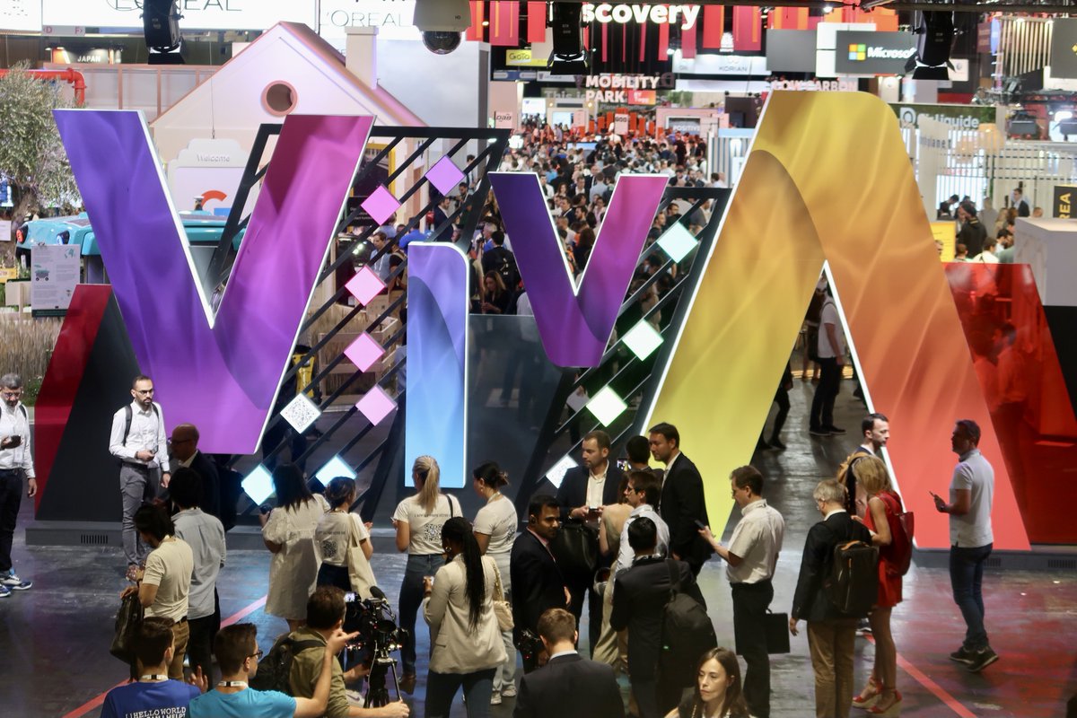 Bienvenue <a href="/VivaTech/">Viva Technology</a> 2022!
<a href="/PublicisLive_FR/">PublicisLive Paris</a> producteur exécutif de cette 6ème édition, découvrez pour vous accueillir le nouveau Vivasign, innovant et interactif pour une expérience inédite.
#NFT #event #eventprofs #tech