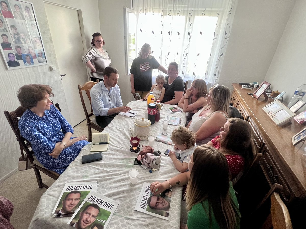 AvecJulien2022's tweet photo. 🏠 Les réunions d’appartement, ça continue ! 

👉 Ce matin au quartier Europe chez l’habitant pour échanger sur la sécurité, le pouvoir d’achat et le handicap ! 

Un élu de proximité qui connaît son territoire c’est @JulienDive 

#circo0202 #Legislatives #VotezTerrainVotezJulien https://t.co/I1krLK4OPT