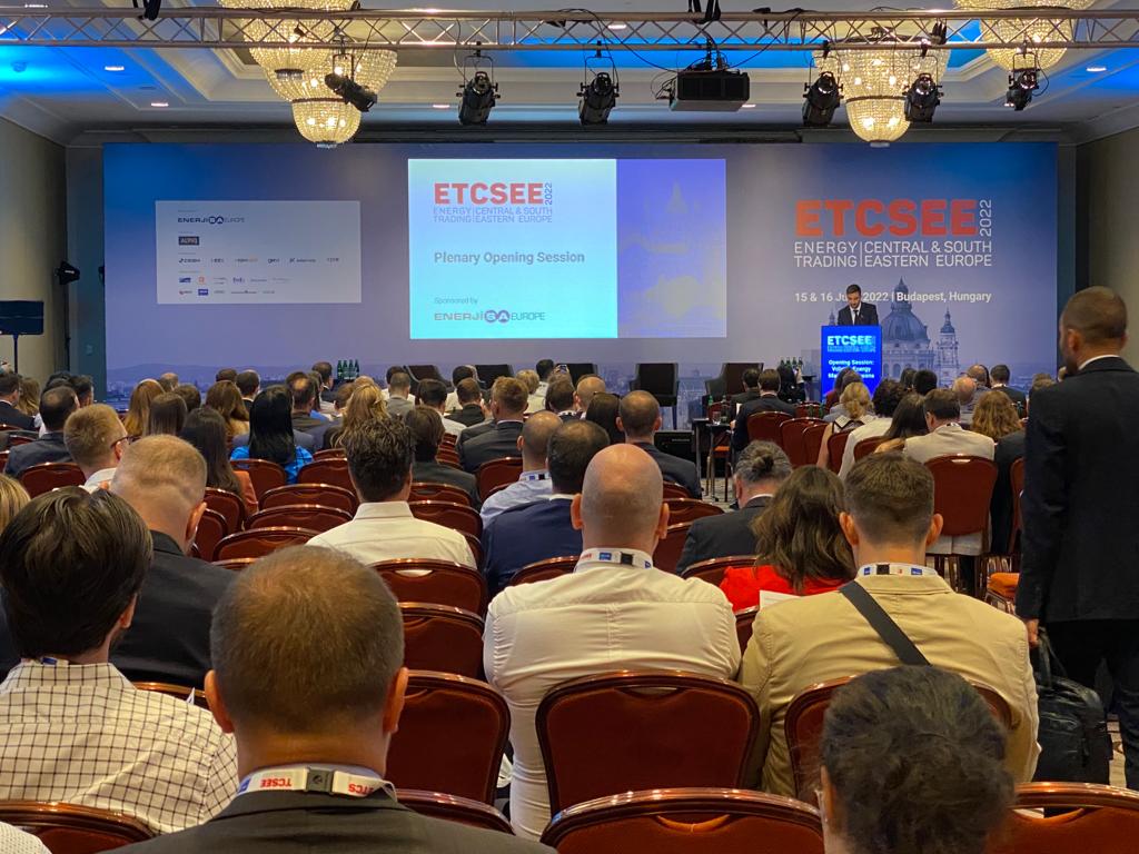 energytradingeu's tweet photo. #ETCSEE2022 is live! We kicked of with YUSUF ILIMSEVER, Enerjisa Üretim, in our Plenary Open Session. Stay tuned!
#energytraders #energytradingcommunity #energyindustry #power #gas #renewableenergy https://t.co/JrdCN4ClpZ