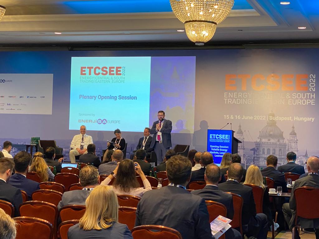 energytradingeu's tweet photo. #ETCSEE2022 is live! We kicked of with YUSUF ILIMSEVER, Enerjisa Üretim, in our Plenary Open Session. Stay tuned!
#energytraders #energytradingcommunity #energyindustry #power #gas #renewableenergy https://t.co/JrdCN4ClpZ