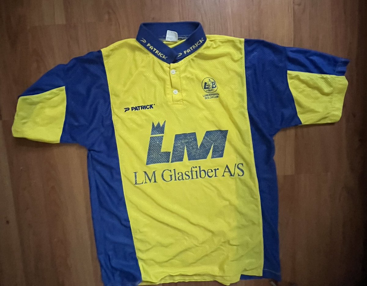 andersmesser's tweet photo. Lunderskov Boldklub. En fantastisk Patrick-trøje med krave og store ærmer. Den stolte storsponsor Lunderskov Møbelfabrik (møllevinger) på maven. En fabelagtig trøje til en fabelagtig klub #MinFørsteKlub https://t.co/wxEiCiufRu