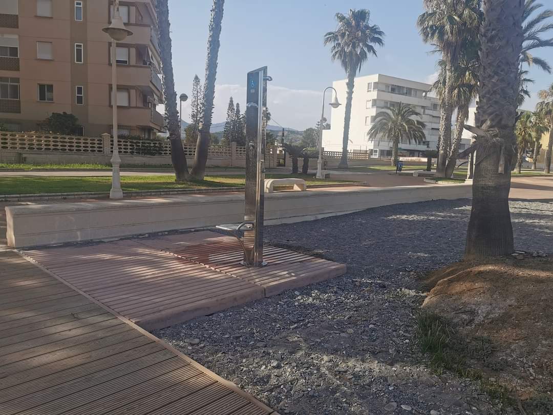 CsMotril's tweet photo. 🏖️PLAYAS🌊

👷Estamos trabajando para mejorar nuestro litoral y playas. 

📸🚿💦En las imágenes, colocación de plataformas y duchas nuevas en Playa de Poniente. https://t.co/gSB2PhbjUL