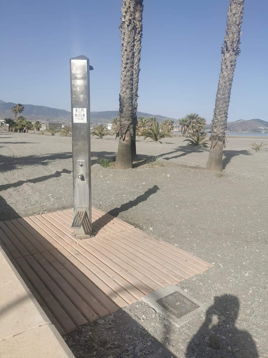 CsMotril's tweet photo. 🏖️PLAYAS🌊

👷Estamos trabajando para mejorar nuestro litoral y playas. 

📸🚿💦En las imágenes, colocación de plataformas y duchas nuevas en Playa de Poniente. https://t.co/gSB2PhbjUL