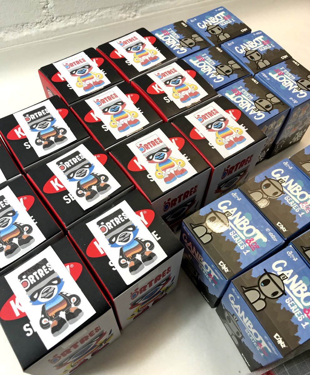 FlyingFortress_'s tweet photo. 6x sets of 4x signed mixed vinyl figures from my latest releases will be up in my shop in a bit! 👀
https://t.co/iAcW6KgTcH
#kranky #superplastic #cabots #urbanvinyl #vinyltoys #teddytroops https://t.co/sfAhOHec4f