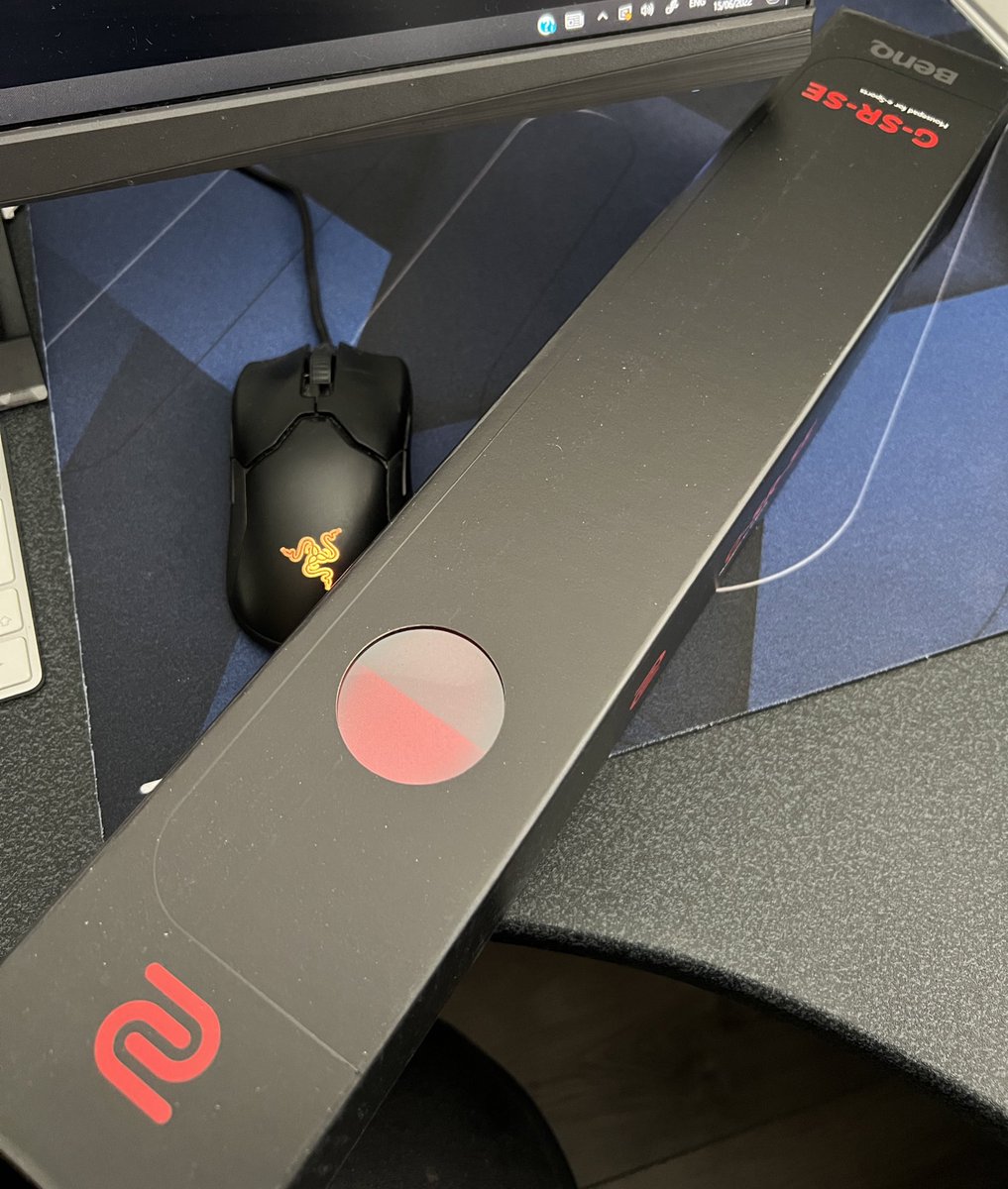 firebotTV's tweet image. The new toy (G-SR-SE Rouge) has arrived. Didn’t feel that the old was worn until now! #zowie #mousepad #gsrse #benq #gsrserouge