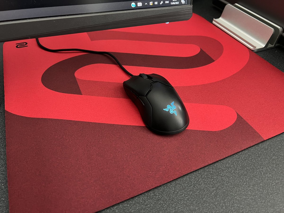 firebotTV's tweet image. The new toy (G-SR-SE Rouge) has arrived. Didn’t feel that the old was worn until now! #zowie #mousepad #gsrse #benq #gsrserouge