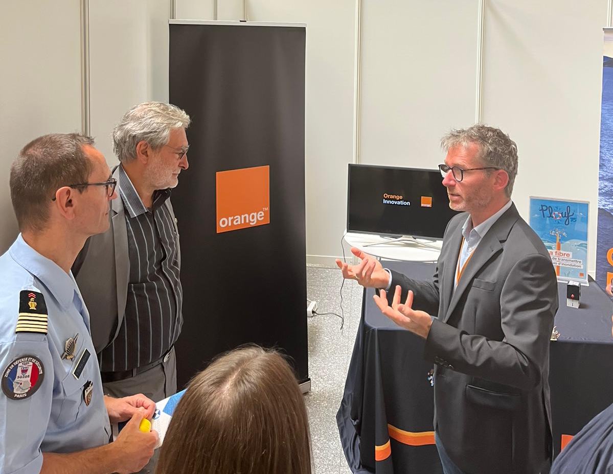grego_fr's tweet photo. Démonstration en exclu de #SafetyCase sur le stand @OrangeIDF à @citedessciences avec @rvbod et présentation du #numerique @orange au service de l’adaptation face au changement climatique
#plouf75
#resilience #emcom #orangeinnovation #vivatech #lifeatorange https://t.co/d3cAJBDpQN