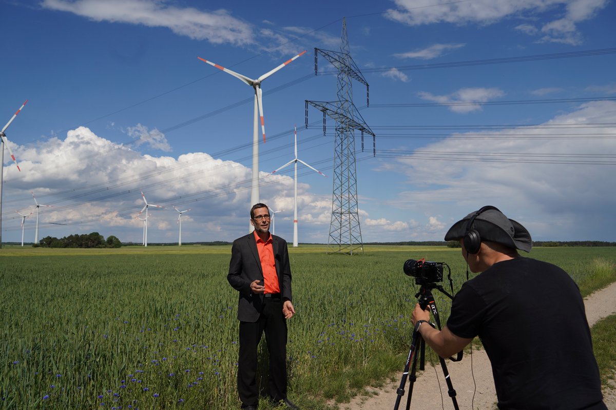 VQuaschning's tweet photo. Ohne den mutigen Ausbau der #Windkraft reißen wir in Deutschland alle #Klimaschutzziele. Doch Windkraftgegener:innen wollen das mit den verschiedensten Argumenten verhindern. Aber was sind die Fakten? Das erläutere ich ab Freitag im neusten #Youtube-Video:
https://t.co/bqYb7QEmiF https://t.co/2rtjoojhHS