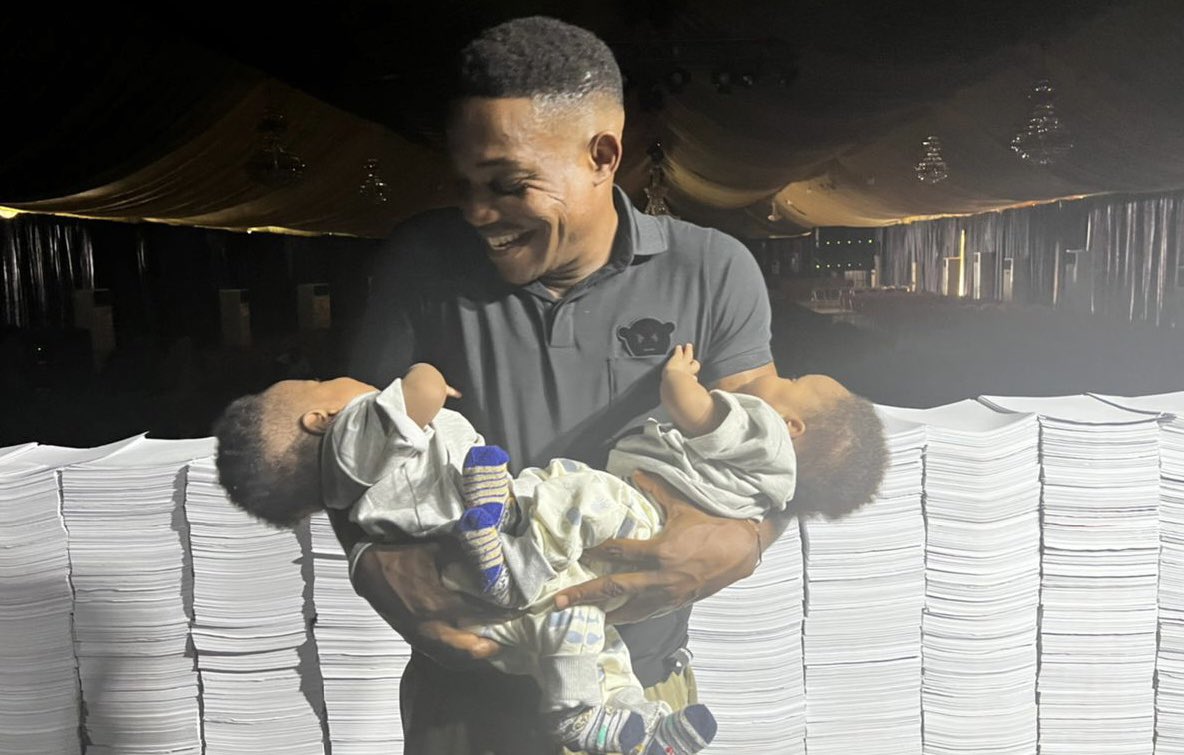 RealJerryEze's tweet photo. The Miracle God does on NSPPD!
These Twin NSPPD babies came to say Hello to me after NSPPD Today 😀❤️🤍💙👏💯 💃🏾 

May God give someone reading this DOUBLE BLESSING FOR ALL YOUR TROUBLE IN JESUS NAME!!!

WHAT GOD CANNOT DO DOES NOT EXIST 🔥🔥🔥 https://t.co/yh0uMjpuJa