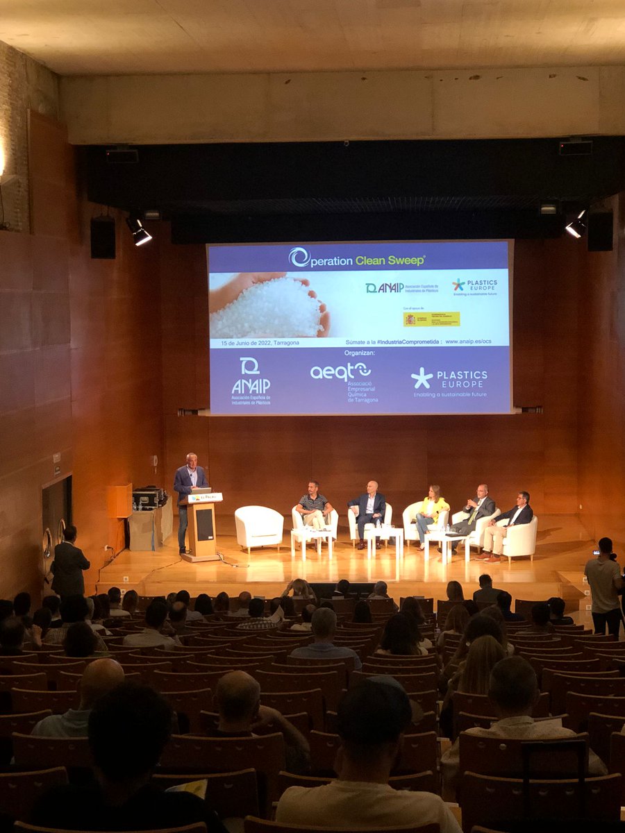 PlasticsEuropES's tweet image. Hoy estamos en Tarragona hablando sobre la importancia del #ProgramaOCS, una iniciativa que promovemos junto a @ANAIP_es y con el apoyo de @mitecogob para evitar la emisión de granza al medio ambiente. ¡Gracias @aeqtonline por colaborar! #IndustriaComprometida