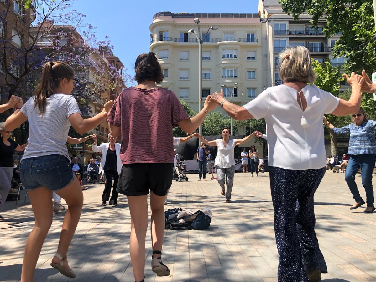 FMSantGervasi's tweet photo. De la mà de la Cobla Jovenívola de Sabadell, ballada de #sardanes 🎶 dissabte 18/6 a la Plaça Bonanova a les 11.30 h. Tornem a ballar de nou. Organitza l'Associació de Veïns de Sant Gervasi-La Bonanova. No te les perdis!
#fmsantgervasi #festamajor #festamajorbarcelona #bonanova https://t.co/EGBRlEh1G4